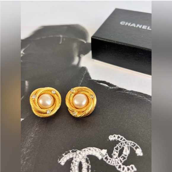 Authentic Chanel PEARL EARRINGS 24K plated - Picture 14 of 15